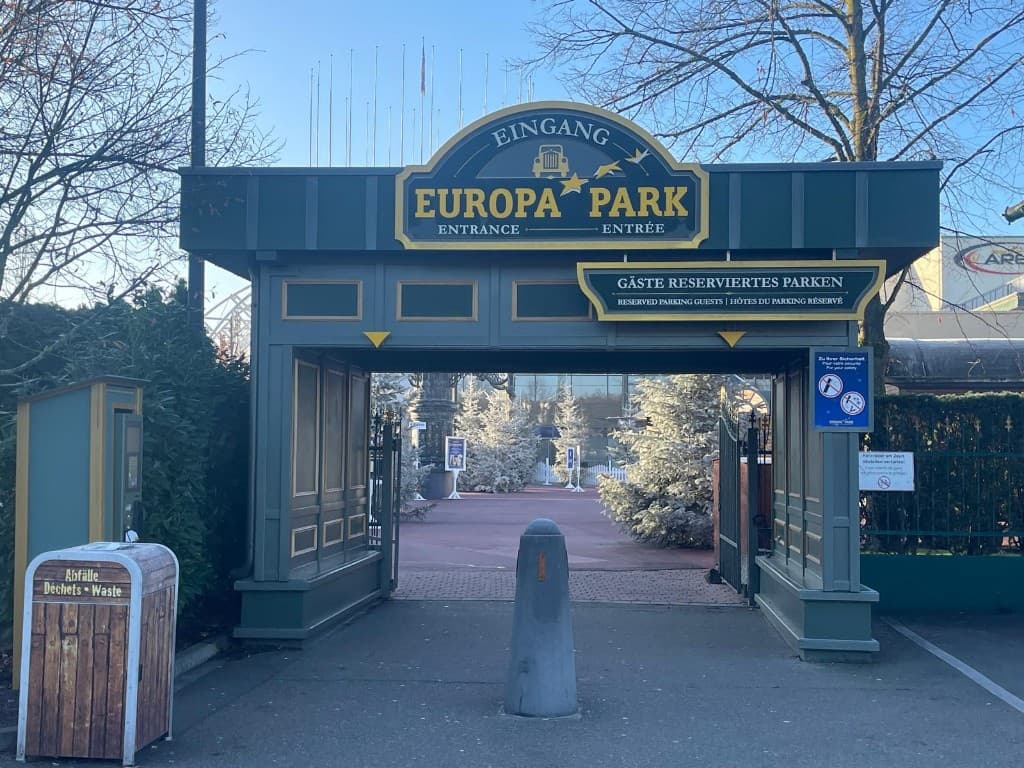 Entrée Europa-Park à Rust (Allemagne) : portique Eingang, signalétique parking réservé aux hôtes — transfert taxi depuis Strasbourg avec Central Taxi 67.