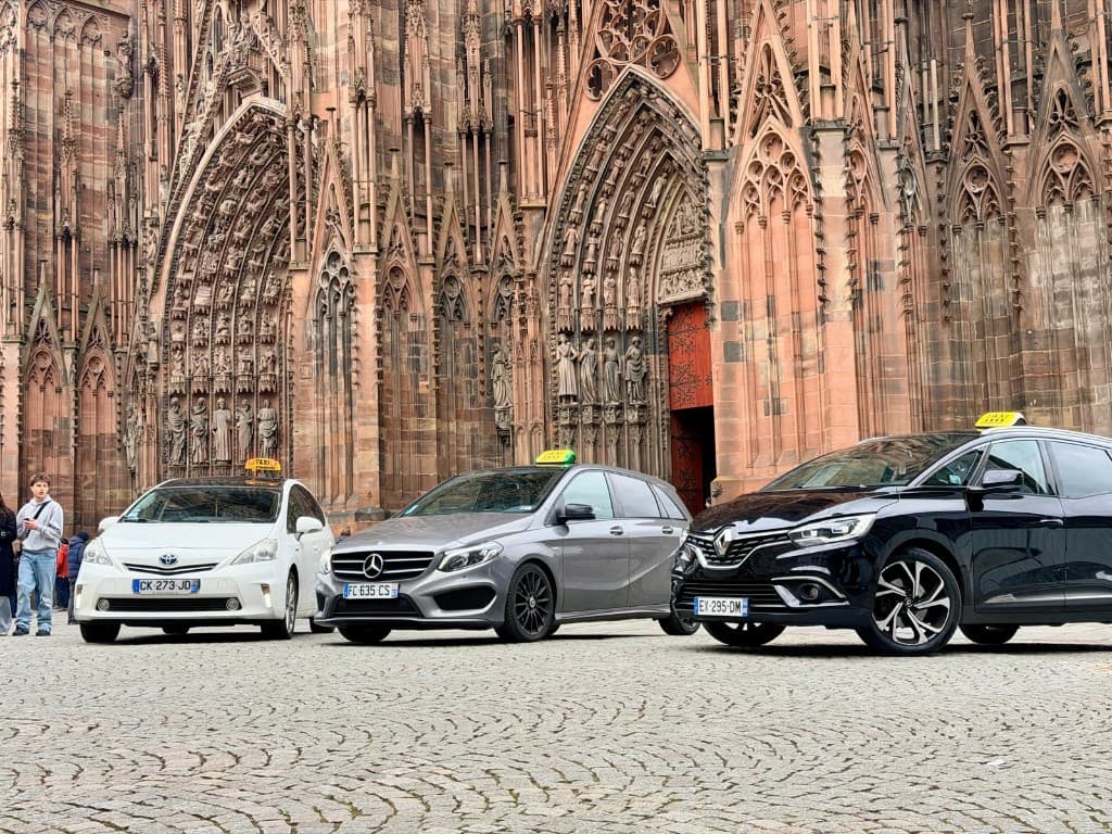 Taxis devant la Cathédrale de Strasbourg