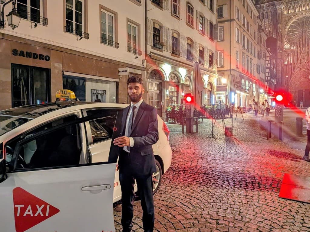 Taxi à Strasbourg, de nuit, devant la Cathédrale