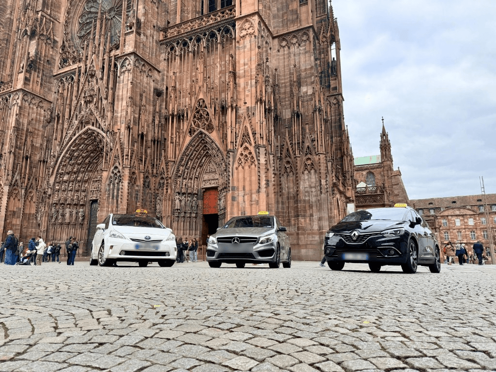 Taxis devant la Cathédrale de Strasbourg